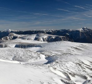 Pohled na východ na Raxalpe a Schneeberg