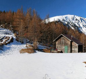 Zpět u salaše s křížem, kde se oddělujeme od trasy zubačky a jdeme směr Schneebergdörfl