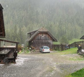 Poctivé krupobití nás chytlo cca 500 od chaty