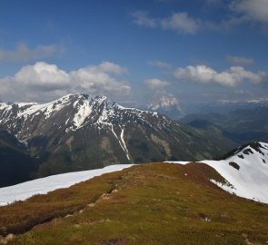 Pohled z hřebene na horu Hochgrößen