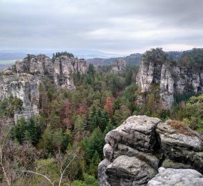 Pohled na seskupení skal Kapela