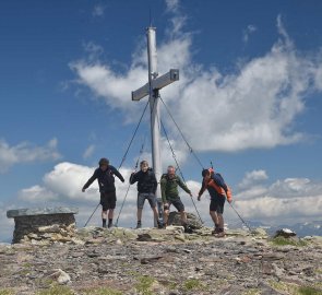 Vrchol Zirbitzkogel 2 396 m n.m., vítr s námi pěkně mával