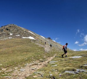 Stoupání na Zirbitzkogel, již je vidět chata těsně pod vrcholem