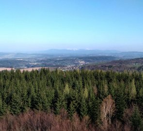 Pohled z rozhledny na Krkonoše