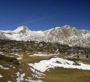 pohled na horské salaše Sonnschien Alm, mezi kterými se nachází chata Sonnschien Hütte