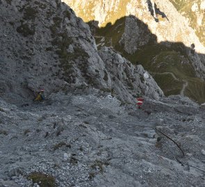 Sestup z hory Rifler je náročnější, jsou zde i natažená ocelová lana