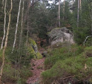 The trail climbs between the rocks