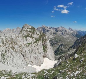 The second saddle along the way offers views of the highest mountains of the Prokletije rang