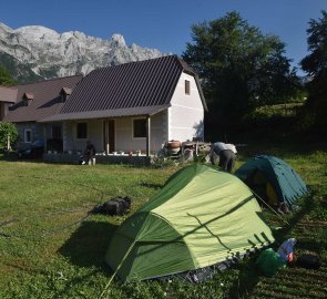 Poslední noc jsme přespali na zahradě u místních, kupodivu zdarma