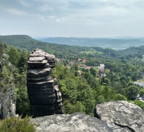 Pohled z okraje stěn na okolí - CHKO Labské pískovce