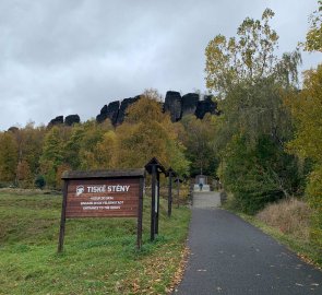 Path to the rocks