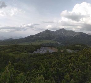 Pohled na Hochmölbing a hlavní hřebem Totes Gebirge