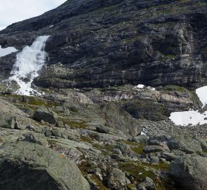 Vodopád pod jezerem, zde začíná kamenitý úsek cesty, již kousek pod splazem ledovce Jostedalsbreen ve stejnojmenném Národním parku