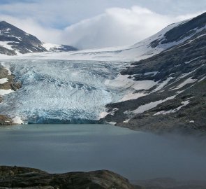 Jezírko u splazu ledovce Jostedalsbreen