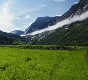 Pohled ve směru našeho treku ke splazu ledovce Jostedalsbreen