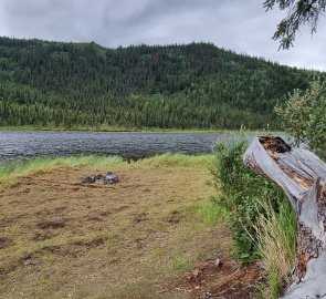 Druhé jezero i s ohništěm.