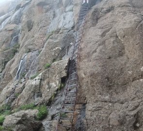 Žebřík na posledním úseku cesty k náhorní planině Sentinel Peak