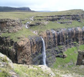 Náhorní plošina v Dračích horách s pramenem druhého nejvyššího vodopádu světa Tugela Falls