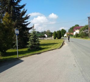 Autobusová zastávka v Mirošově, začátek výletu