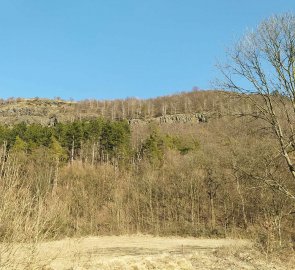 View of the rock walls of Mount Úhošt'