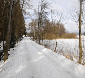 Cesta kolem vodní nádrže