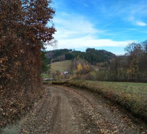 Polní cesta nad obcí Prlov