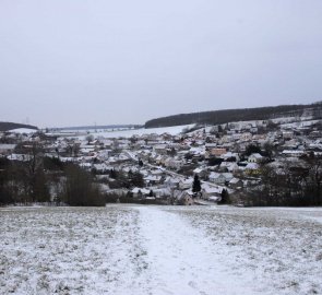 Pohled na vesnici Mořina z louky u židovského hřbitova