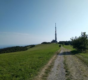 Cesta po hřebeni a vysílač na vrcholu Velké Javořiny