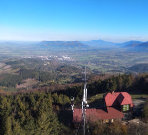 Pohled na hlavní hřeben Beskyd, uprostřed Lysá hora