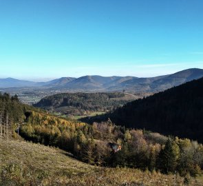 Pohled na Beskydy během sestupu zpět