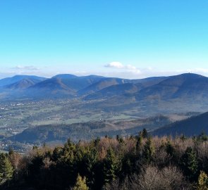 Pohled na hlavní hřeben Beskyd, v pravo Radhošť