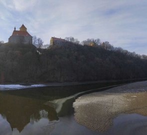 Pohled na hrad Veveří z lávky