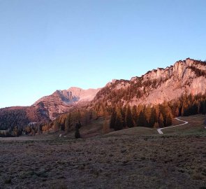 Ranní pohled na masiv hory Warscheneck od salaší Wurzeralm