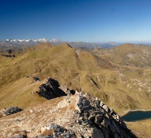 Pohled z hřebene na Vysoké Taury, dole jezero Rieding See