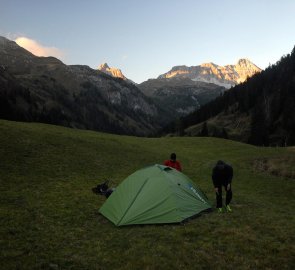 Stavění stanu na loukách nad chatou König Alm, v pozadí hora Mosermandl