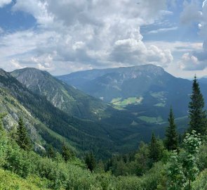 View of the Raxalpe Mountains during the descent