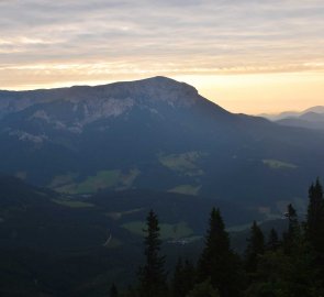 Ranní pohled na horu Heukuppe v pohoří Raxalpe