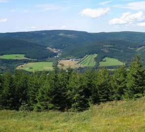 Pohled na Jeseníky během jízdy lanovkou na Šerák