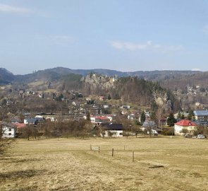 Pohled na Malou Skálu a skalní hrady  Pantheon a  Frýdštejn