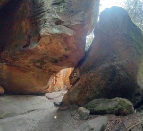 Bizardní průchody ve skalách