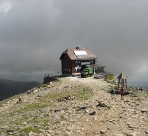 Horská  chata Zirbitzkogel Schutzhaus od vrcholu Zirbitzkogel