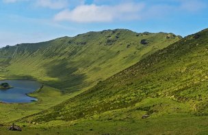 Trek k jezeru Caldeirao na ostrově Corvo, Azorské ostrovy