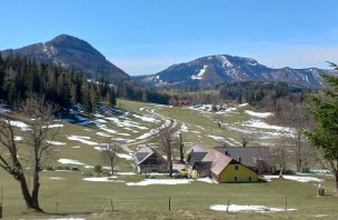 Spring ascent of the Reisalpe, the highest mountain in the Gutenstein Alps