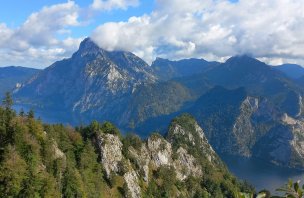 Okružní trek nad jezerem Traunsee v Solné Komoře